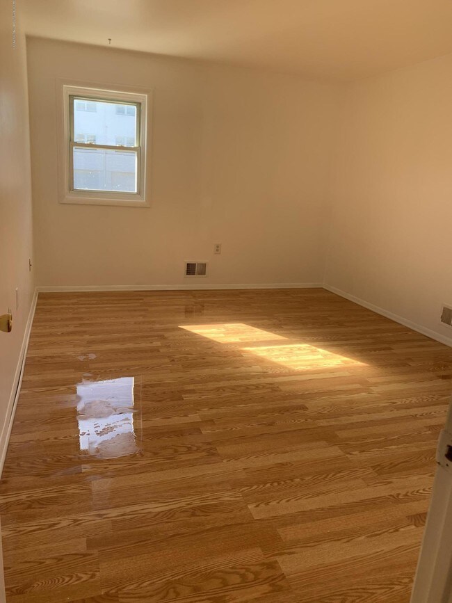Building Photo - 601 Mistletoe Ave