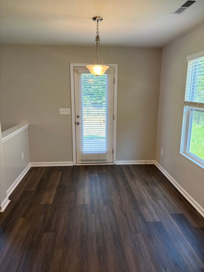Foto del edificio - August Rent Free - Elegant, Modern Home in...