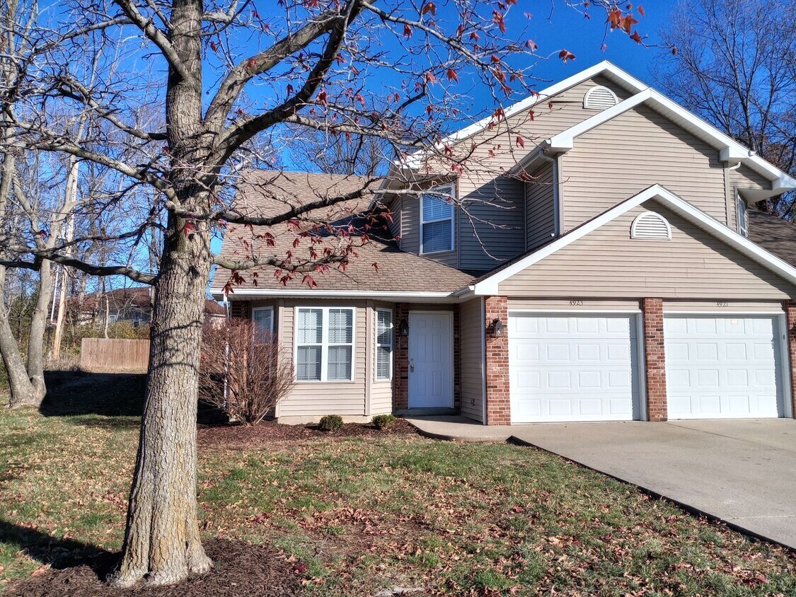 Foto principal - 4921-4923 W. Millbrook Dr.
