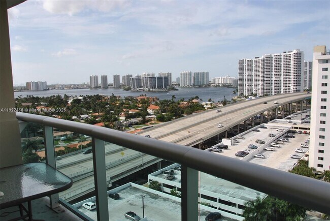 Foto del edificio - 19370 Collins Ave