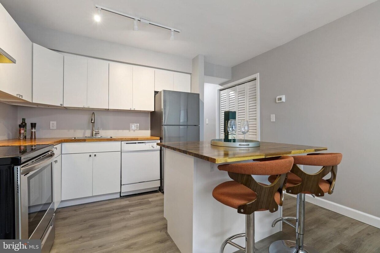 Foto principal - 1208 16th St NE