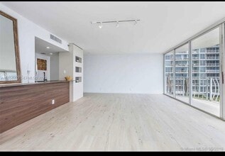 Building Photo - 7601 E Treasure Dr