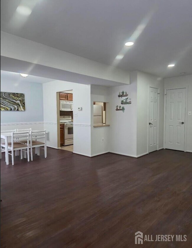 Foto del edificio - 90 Almond Dr