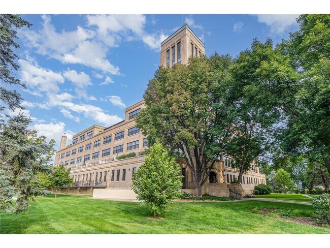 Foto del edificio - 730 Stinson Blvd NE