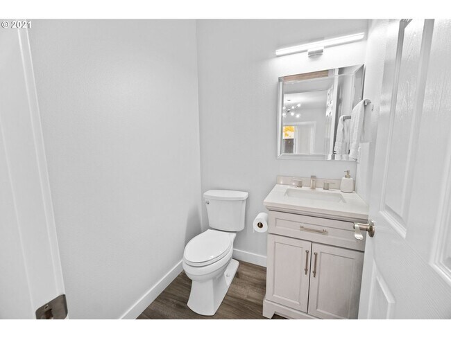 Foto del edificio - 4 Bedroom 2.5 Bath Home Recently Updated with Modern Finishes