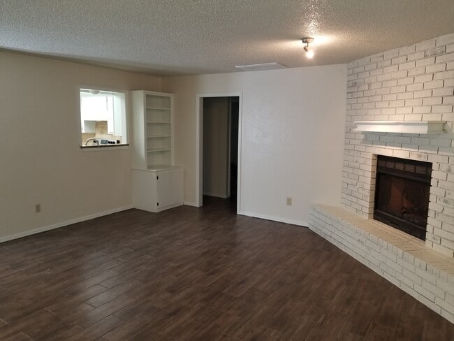 Living - 9023 N Rockwell Dr