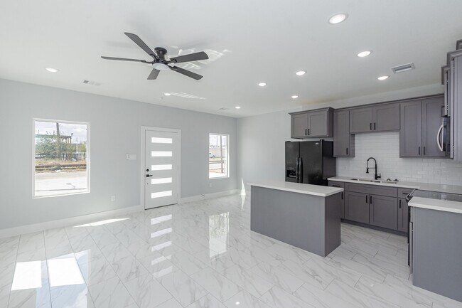 Foto del edificio - 6513 Avenue B