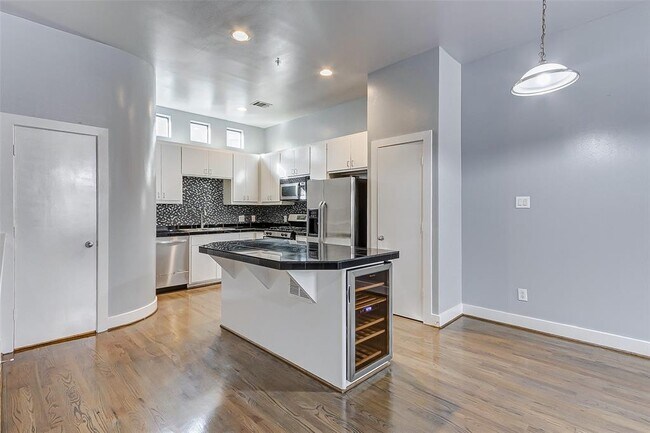 Foto del edificio - 3501 Link Valley Dr.