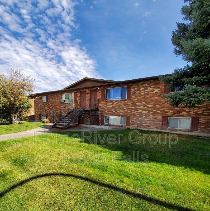 Primary Photo - 1443 Elizabeth Cir