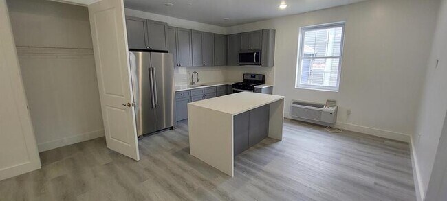Building Photo - 273 Oak St