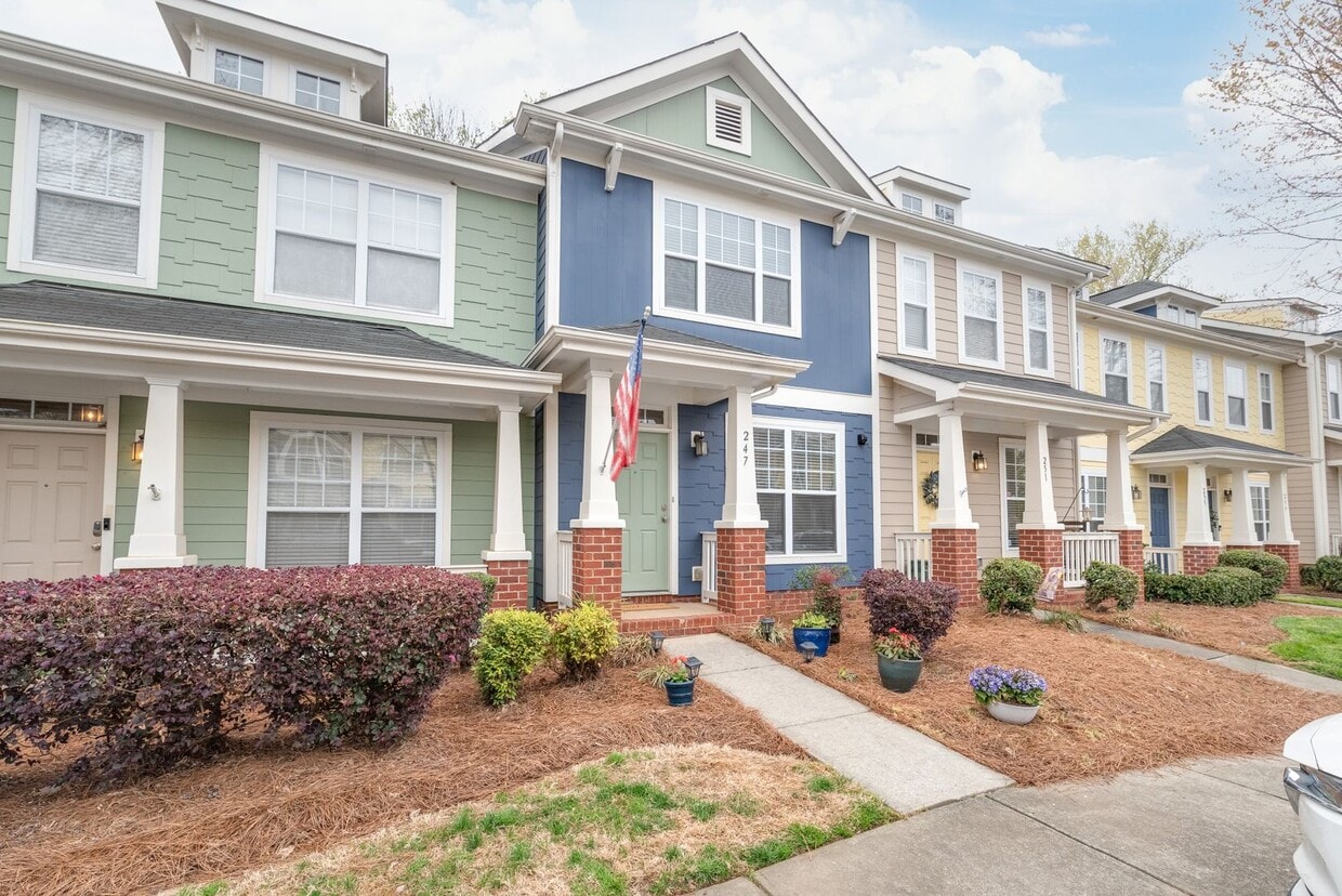 Primary Photo - (Coming Soon) Newly Renovated Townhome Oas...