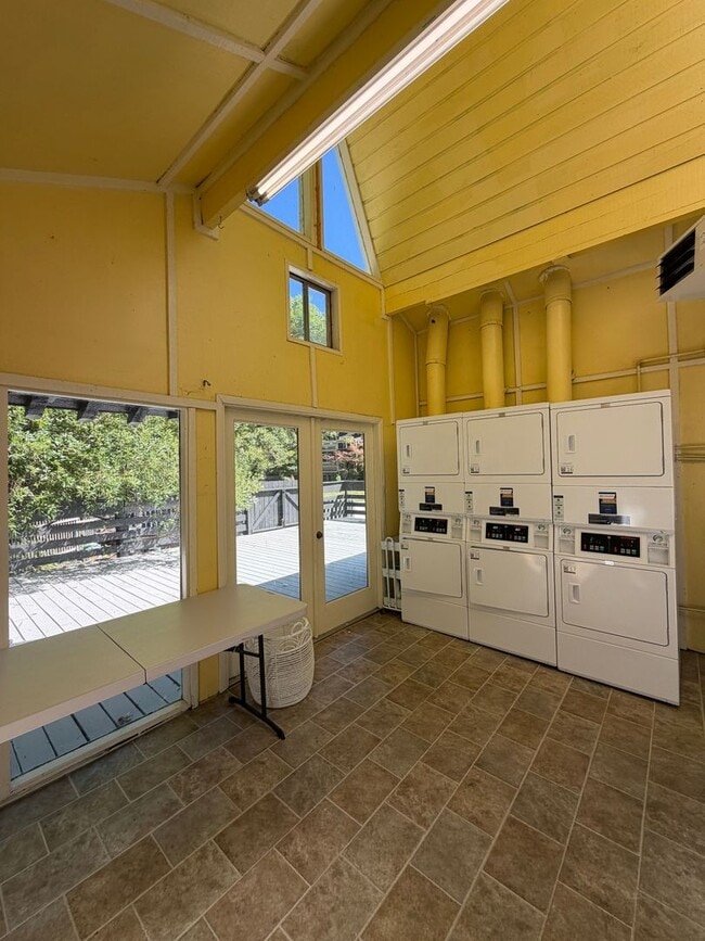 Building Photo - (946) 2780-E - Beautiful Updated 2-bedroom/1-bath