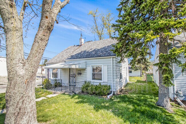 Building Photo - 18543 Woodside St