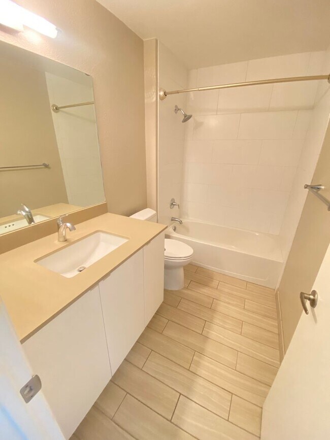 Foto del edificio - Advent - Low Deposit Bright Top Floor Condo!