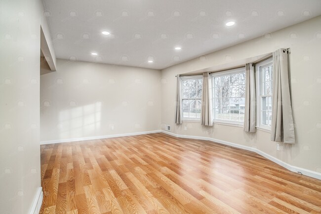 Foto del edificio - Move in mid-April