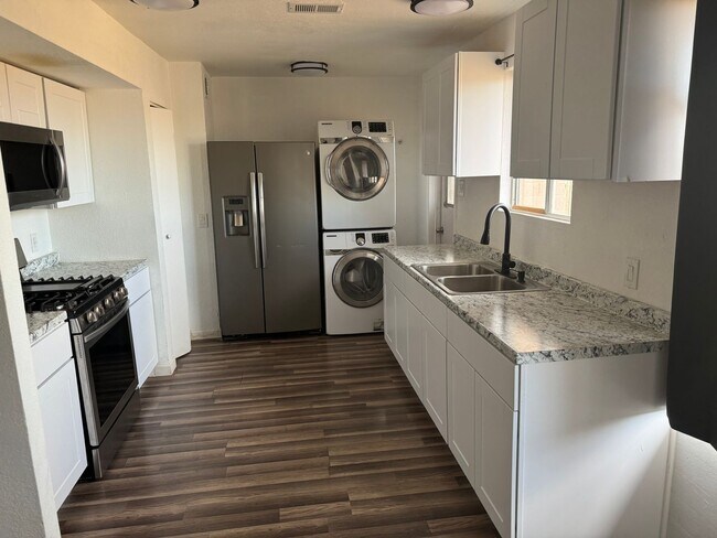 Building Photo - Cozy Coolidge Home For You!