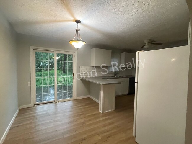 Building Photo - Great 2 Bedroom Nixa Home Available Early ...