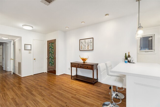 Foto del edificio - 2824 Briarhurst Dr