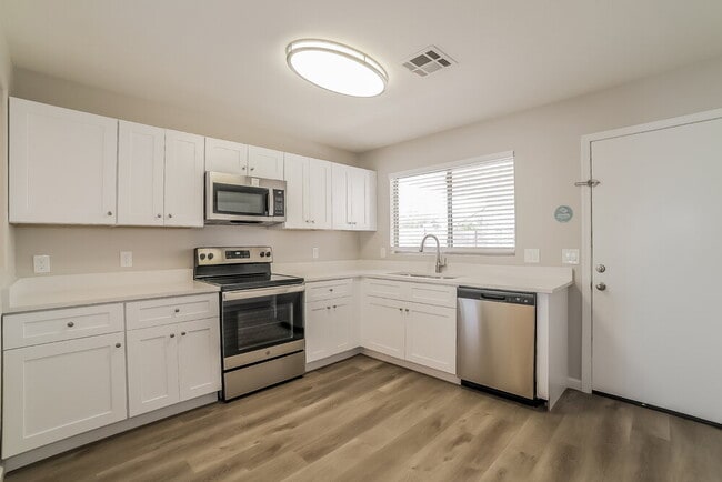 Building Photo - 15905 W Elm St