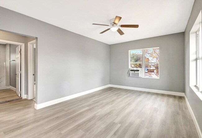 Foto del edificio - 3708 Roseland Dr