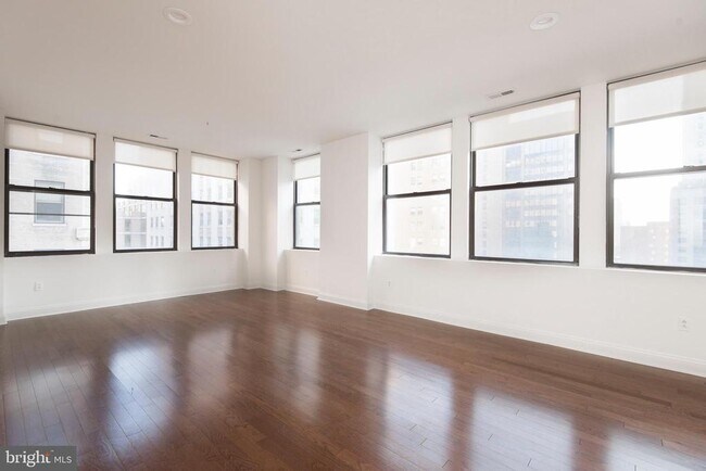 Building Photo - 220 S 16th St