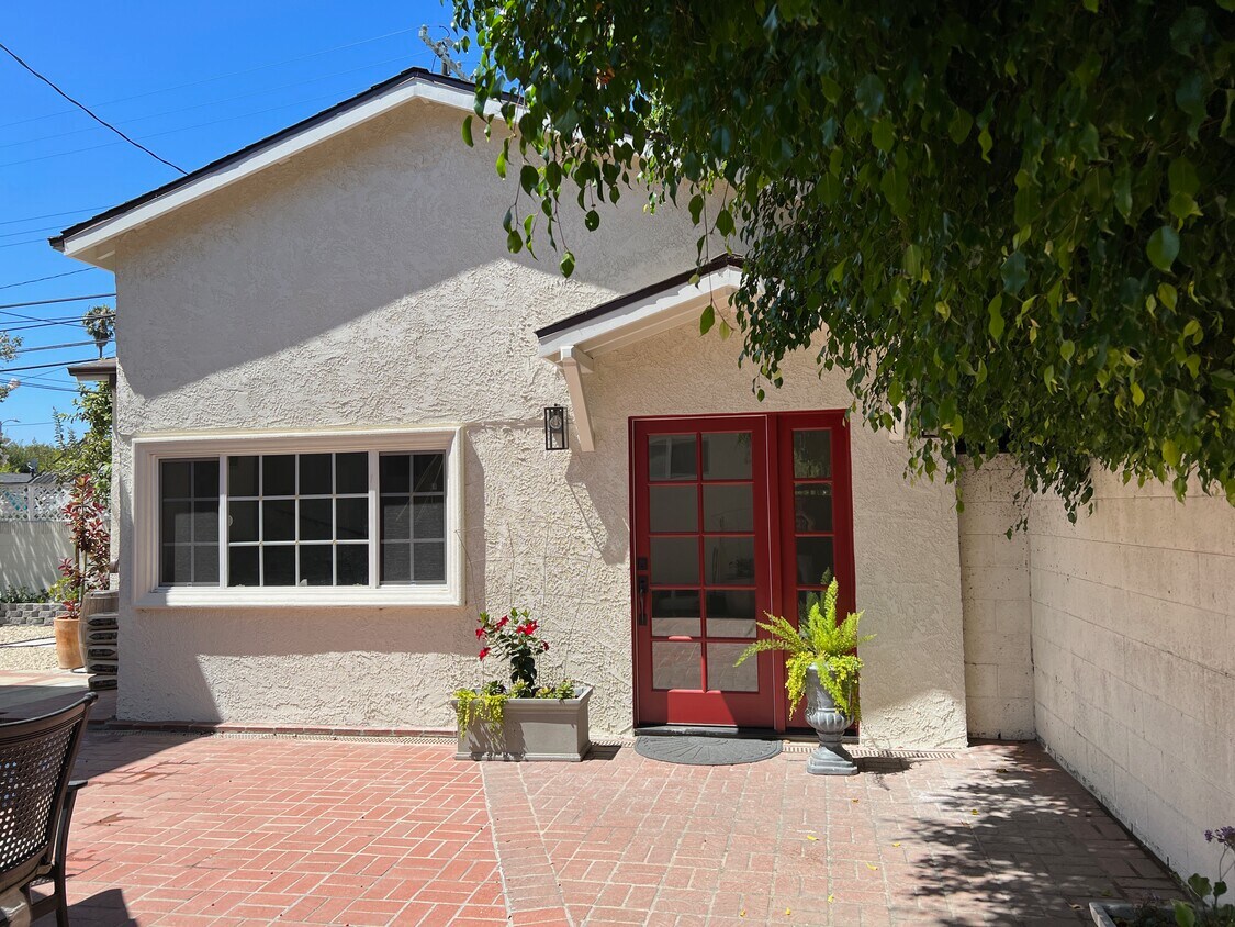 Guest House Entrance - 2725 Barry Ave