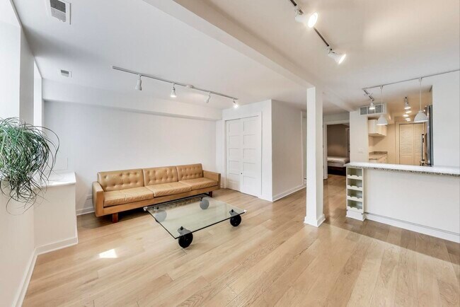 Foto del edificio - 2142 N Oakley Ave