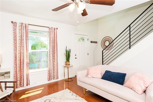 Foto del edificio - 6211 Manor Rd