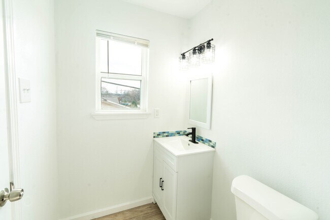 Building Photo - 1006 Harbour Avenue, Unit 2