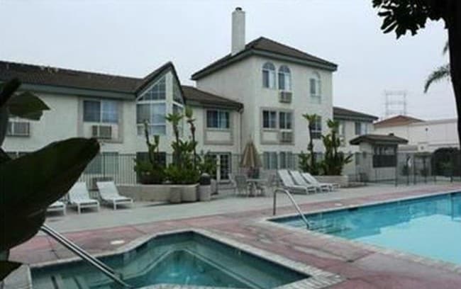 Jacuzzi y piscina - 15000 Downey Ave
