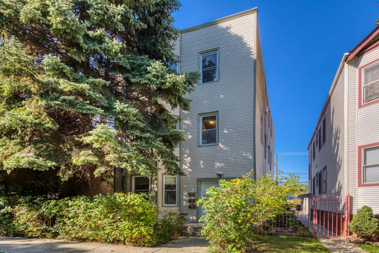 Foto principal - 3726 N Troy St