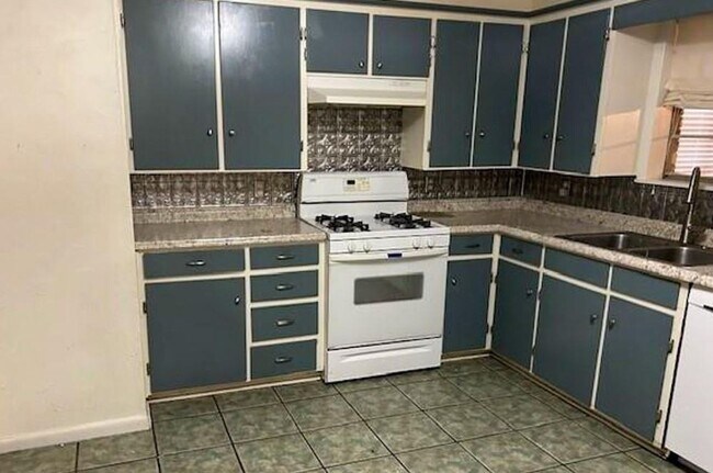 Building Photo - 4 Bedroom 2 Bath, Large Yard!!
