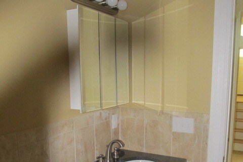 FULL BATH W TUB - 62 Oak St