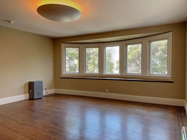 Building Photo - Charming 1 Bed, 1 Bath Cole Valley Condo -...