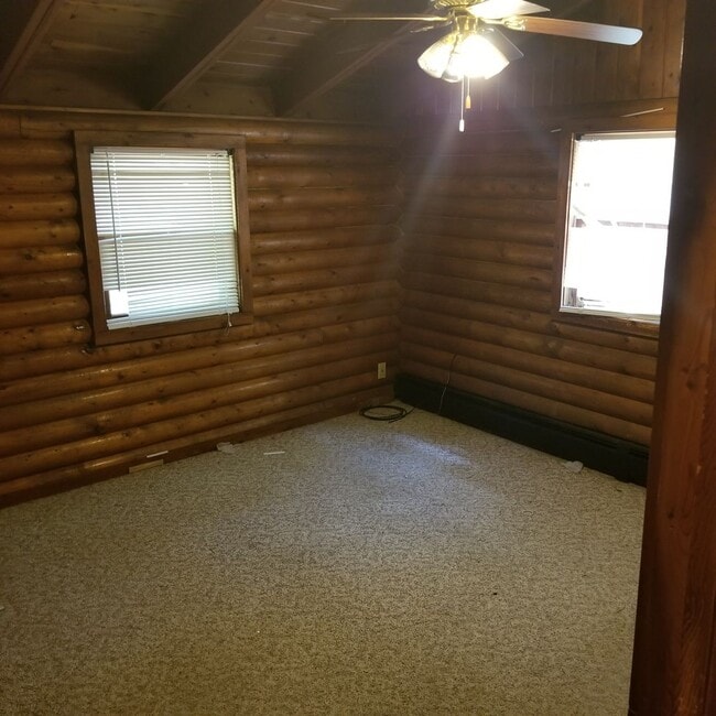 Foto del edificio - 2 Bedroom 1 bath "Cabin-esque" house in Coralville.