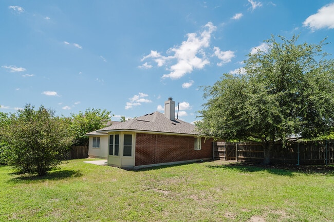 Building Photo - 810 Faircrest Dr