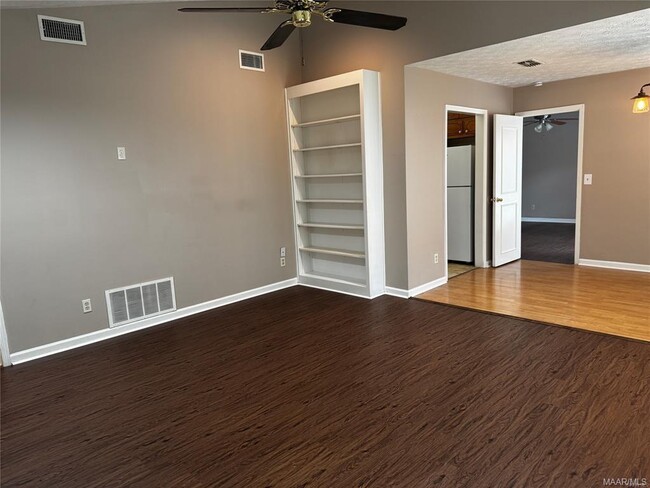 Foto del edificio - 4153 Denton Dr