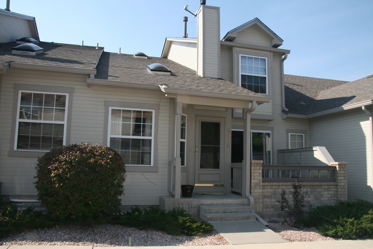 Primary Photo - 3 bedroom townhome available in Saddleback...