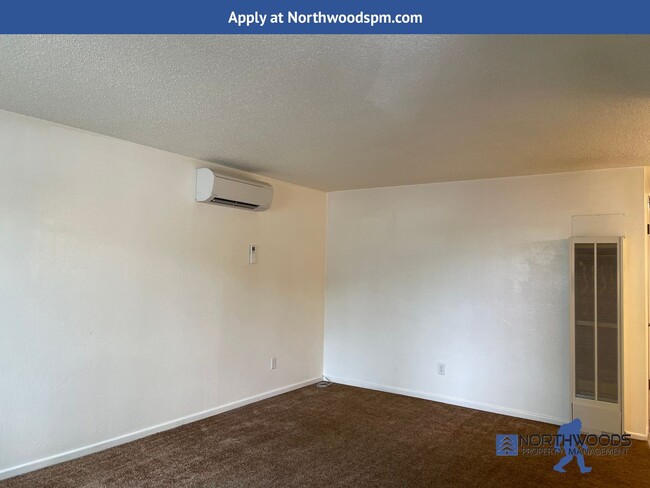 Building Photo - Cute 1 Bedroom 1 Bathroom four plex in Cen...