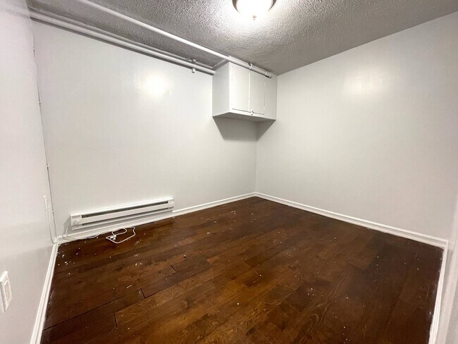 Building Photo - 1044 E 233rd St