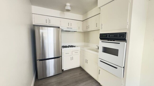 Building Photo - 325 N Glendora Ave