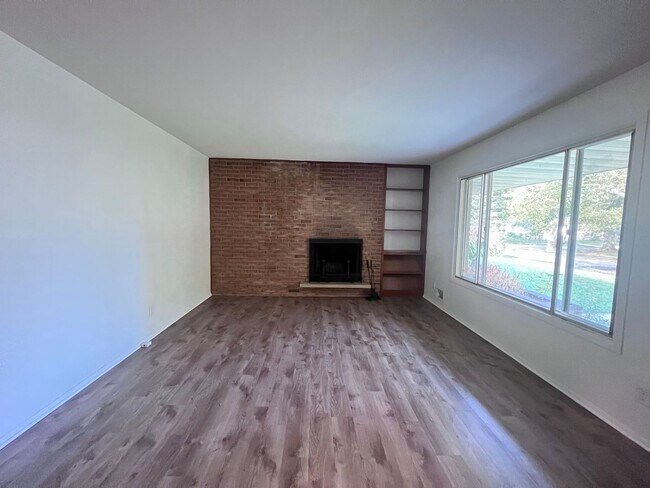 Foto del edificio - Two Bedroom Duplex SE Side w/ Decorative Fireplace! One Stall in Garage!