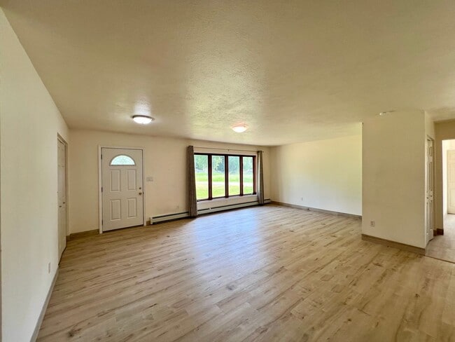 Building Photo - 3 Bedroom Home / 2-Car Garage / No Pets