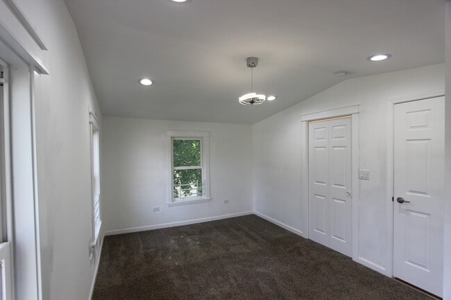 Building Photo - 633 1/2 Whitney Blvd