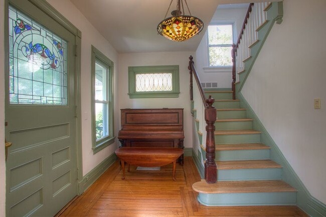 Photo - 82 Elm St House