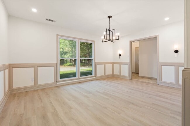 Building Photo - Lake Forest Golf Community