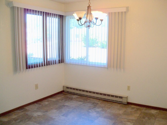 Building Photo - 14 Almadin Ln