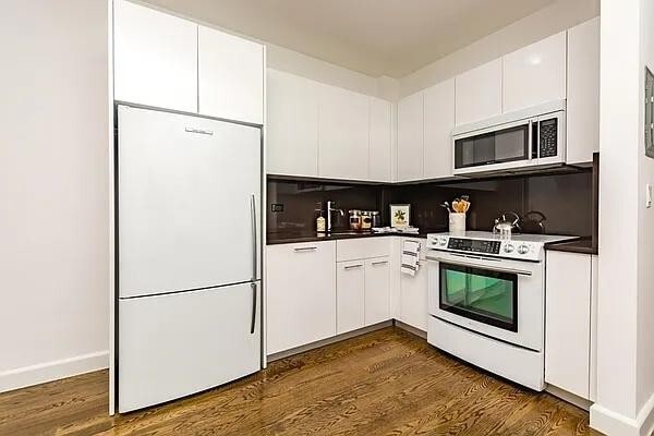 Building Photo - 212 W 91st St