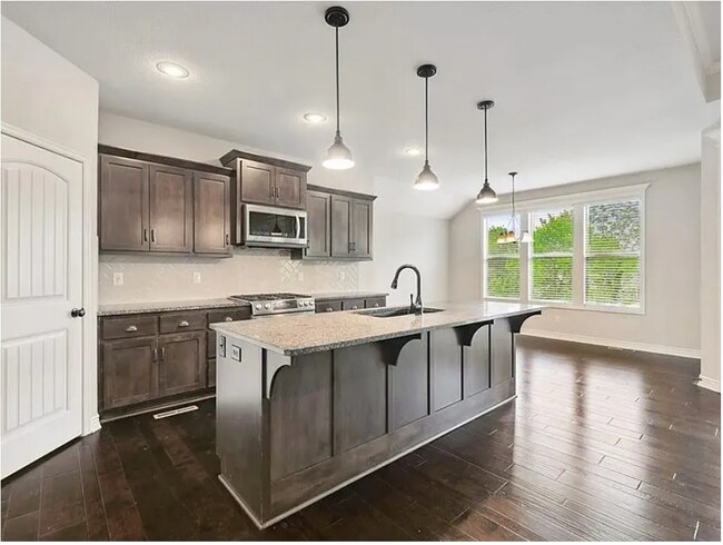 Building Photo - 1301 NE Country Ln