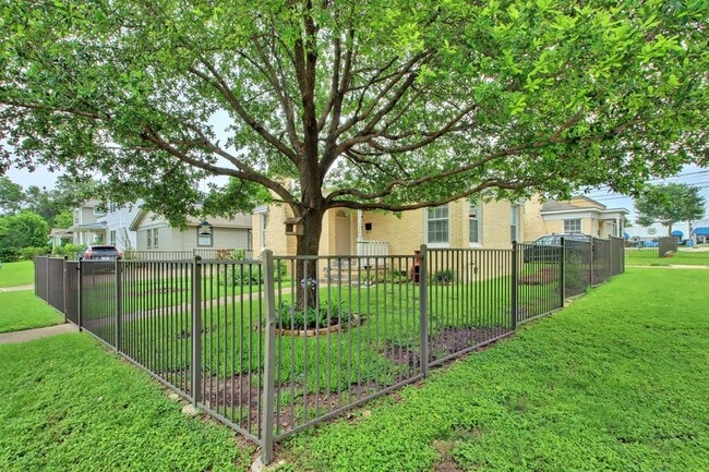 Building Photo - 1408 W 47th St